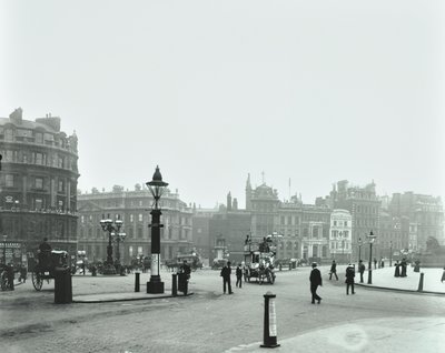 Trafalgar Square, Westminster LB: Trafalgar Square mirando al este hacia Charing Cross, 1896 de English Photographer