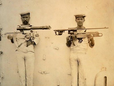 Dos Marineros, del HMS Glory, sosteniendo armas de English Photographer