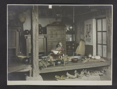 Dos niños comiendo, dentro de una casa, Álbum de fotografías de Corea de English Photographer