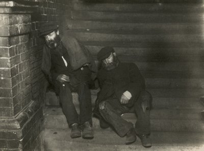 Dos vagabundos durmiendo en escalones de English Photographer