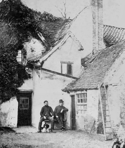 Dos hombres fuera de la cabaña Enfield, c.1890 de English Photographer