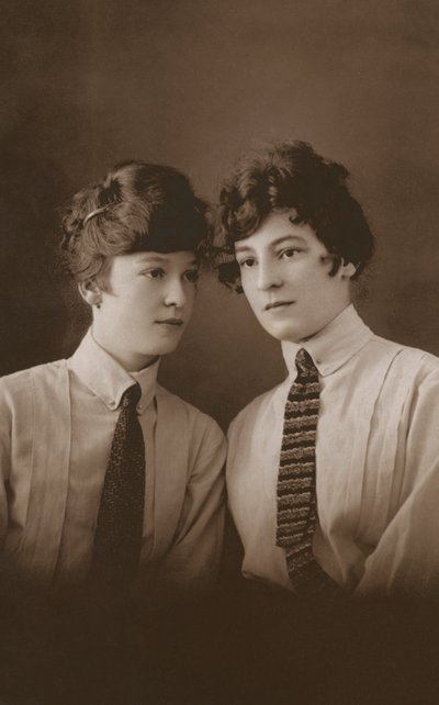 Dos jóvenes eduardianas con corbata (foto b/n) de English Photographer
