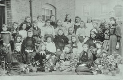 Clase desconocida de niñas, 1896 de English Photographer