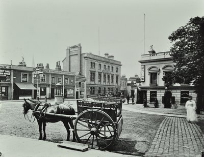 Upper Richmond Road, oeste desde Putney High Street, con vehículo tirado por caballos en primer plano, 1880 de English Photographer