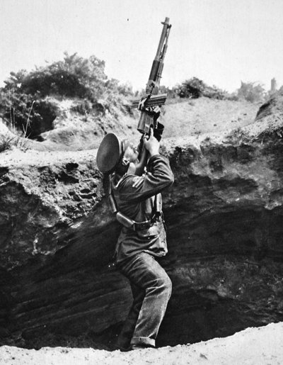 Usando un rifle automático Hotchkiss desde un agujero de obús: un ataque inesperado, de The Illustrated War News, 2 de agosto de 1916 de English Photographer