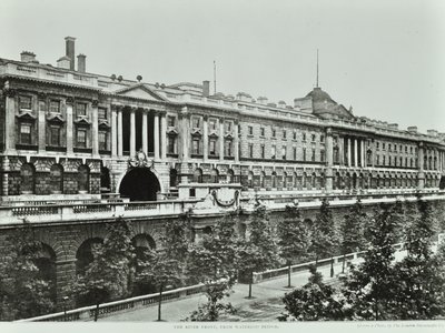 Victoria Embankment, Westminster LB: Somerset House, elevación hacia Victoria Embankment, 1896 de English Photographer