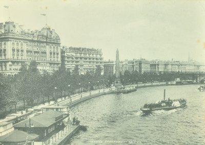 Victoria Embankment, Westminster: vista norte desde Hungerford Bridge, 1895 de English Photographer