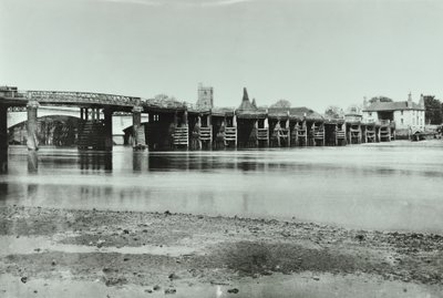 Vista de los puentes antiguo y nuevo de Putney con casa de malta y la iglesia All Saints al fondo, 1885 de English Photographer