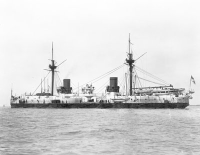 Vista del acorazado HMS Inflexible (lanzado en 1876) fotografiado después de la conversión a aparejo militar en 1885 de English Photographer