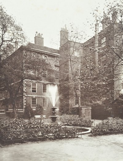 Vista de la fuente de agua en Middle Temple Fountain Court, Londres, 1884 de English Photographer