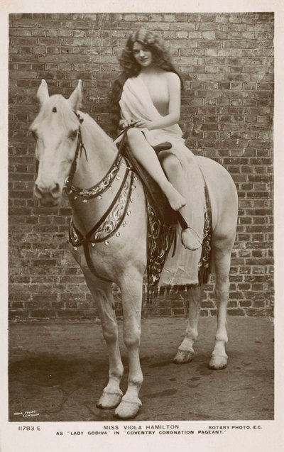 Viola Hamilton como Lady Godiva en la Coronación de Coventry (foto b/n) de English Photographer