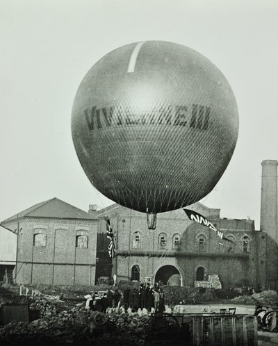 Globo Vivienne III frente a la Wandsworth Gas Company, 1898 de English Photographer