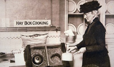 Frente doméstico británico en la Primera Guerra Mundial: cocina económica con una caja de heno de English Photographer