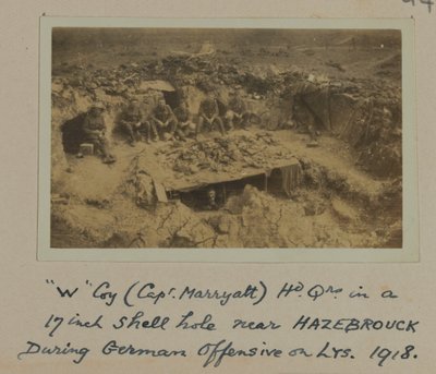 Compañía W (Capitán Marryatt) Cuartel General en un agujero de proyectil de 17 pulgadas cerca de HAZEBROUCK durante la Ofensiva Alemana en LYS, 1918 de English Photographer