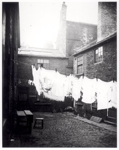 Tendedero en Eagle and Child Yard, Hunslet, Leeds, 13 de mayo de 1896 de English Photographer