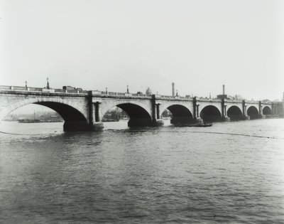 Waterloo Bridge: vista desde la orilla norte, 1895 de English Photographer