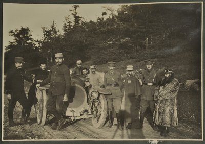 William Lawrence Bragg y Harold Roper como parte de un grupo con un automóvil en una carretera de montaña, Vosges, 1915 de English Photographer