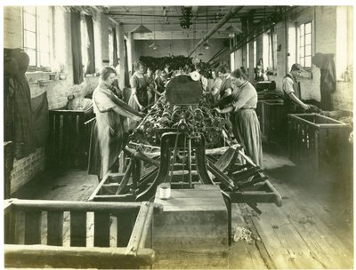 Sala de enrollado, fábrica Hughes No. 2, 1923 de English Photographer