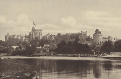 Castillo de Windsor, vista desde el río (foto b/n) de English Photographer