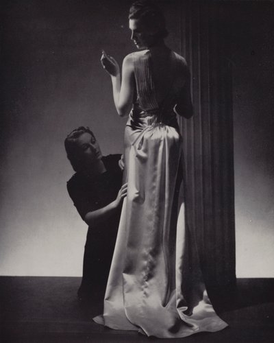 Mujer probándose un vestido (foto b/n) de English Photographer