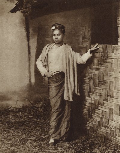 Mujer de ascendencia mongola en un pueblo de Birmania de English Photographer