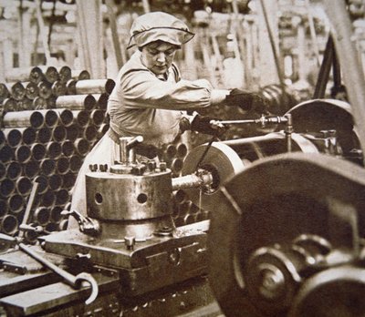 Trabajadora en una fábrica de municiones en Gran Bretaña durante la Primera Guerra Mundial de English Photographer