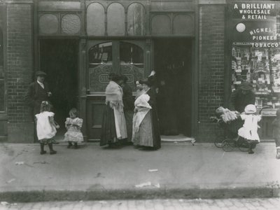 Mujeres y niños fuera de una taberna en Londres de English Photographer