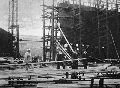 Mujeres trabajando en un astillero naval de English Photographer