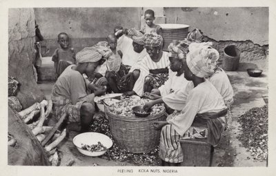 Mujeres pelando nueces de kola, Nigeria de English Photographer
