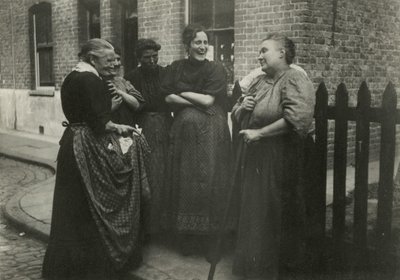 Mujeres hablando en la calle, Londres de English Photographer