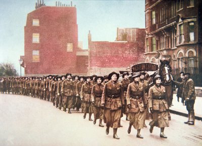 Mujeres voluntarias para una marcha de defensa a través de Londres de English Photographer