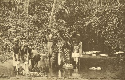 Mujeres lavando ropa en un río, Sierra Leona de English Photographer