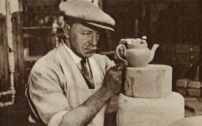 Trabajador produciendo una tetera en la fábrica Royal Doulton, Stoke-on-Trent, Staffordshire de English Photographer