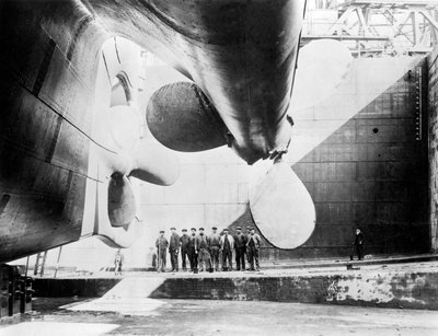 Trabajadores bajo una de las hélices del Titanic, 31 de mayo de 1911 de English Photographer
