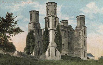 Torres de Wothorpe, ruinas de un pabellón jacobeo, Cambridgeshire de English Photographer