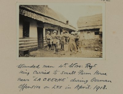 Hombres heridos, 4º Regimiento de Worcestershire siendo llevados a una pequeña casa de campo cerca de La Creche durante la Ofensiva Alemana en LYS, abril 1918 de English Photographer