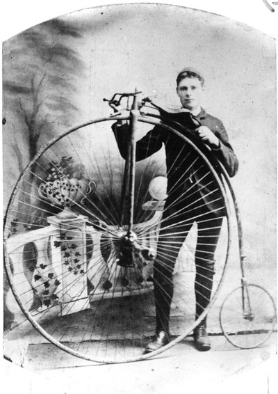 Joven con un Penny-Farthing, c.1870s de English Photographer