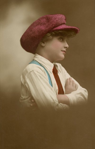 Chica joven con gorra (foto en color) de English Photographer