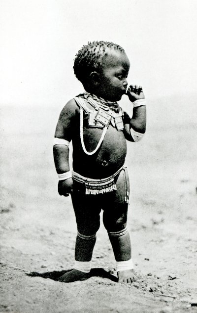 Niña zulú chupando el primer dedo de English Photographer