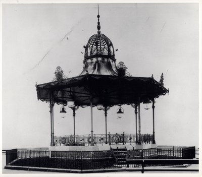 Quiosco ornamental en East End Park, Leeds de English Photographer English Photographer