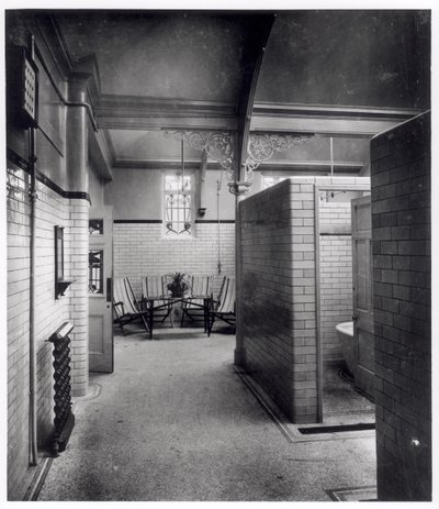 Cubículos privados y área de espera de Bramley Baths, Leeds de English Photographer English Photographer