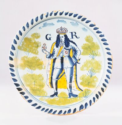 Un cargador de retrato real policromado de Delft de Bristol pintado con un retrato de cuerpo entero de Jorge I con ropas formales, c.1720 de English School