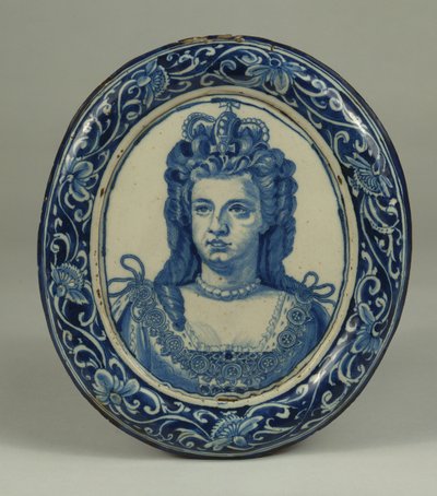 Placa ovalada de retrato real de Delft azul y blanco de la Reina Ana, probablemente Londres, c.1705 de English School