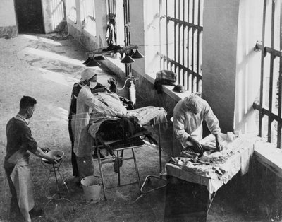 Unidad de cirugía de campo operando en una prisión italiana bajo fuego durante la Segunda Guerra Mundial, de una colección de 650 fotografías compiladas por la Command Association de English School