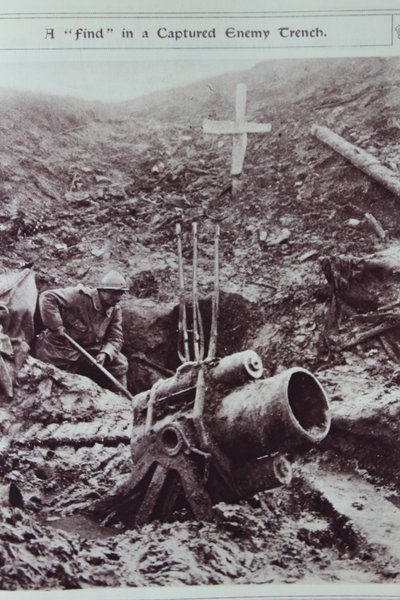 Un hallazgo en una trinchera enemiga capturada, 1914-18 de English School