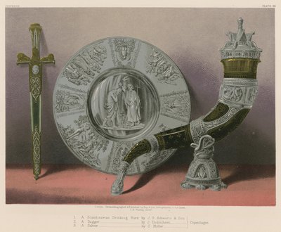 Un cuerno de beber escandinavo por J. G. Schwartz e hijo, una daga por J. Didrichsen, una bandeja por C. Moller, Copenhague de English School