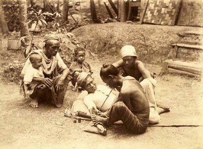Un hombre Shan siendo tatuado, 1890 de English School