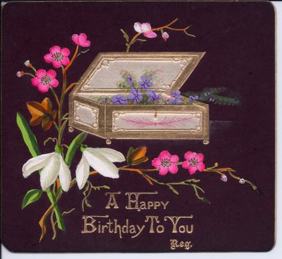 Tarjeta de Cumpleaños Victoriana con un Cofre de Violetas y un Ramo de Campanillas de Invierno, circa 1880 de English School