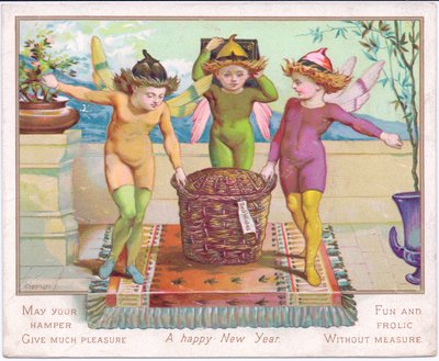 Tarjeta de Año Nuevo victoriana de tres hadas llevando una cesta con una etiqueta inscrita con "Mejores deseos", c.1880 de English School