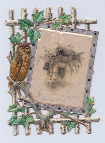 Tarjeta de Navidad victoriana en forma de búho junto a una pintura de una casa en un enrejado, c.1880 de English School